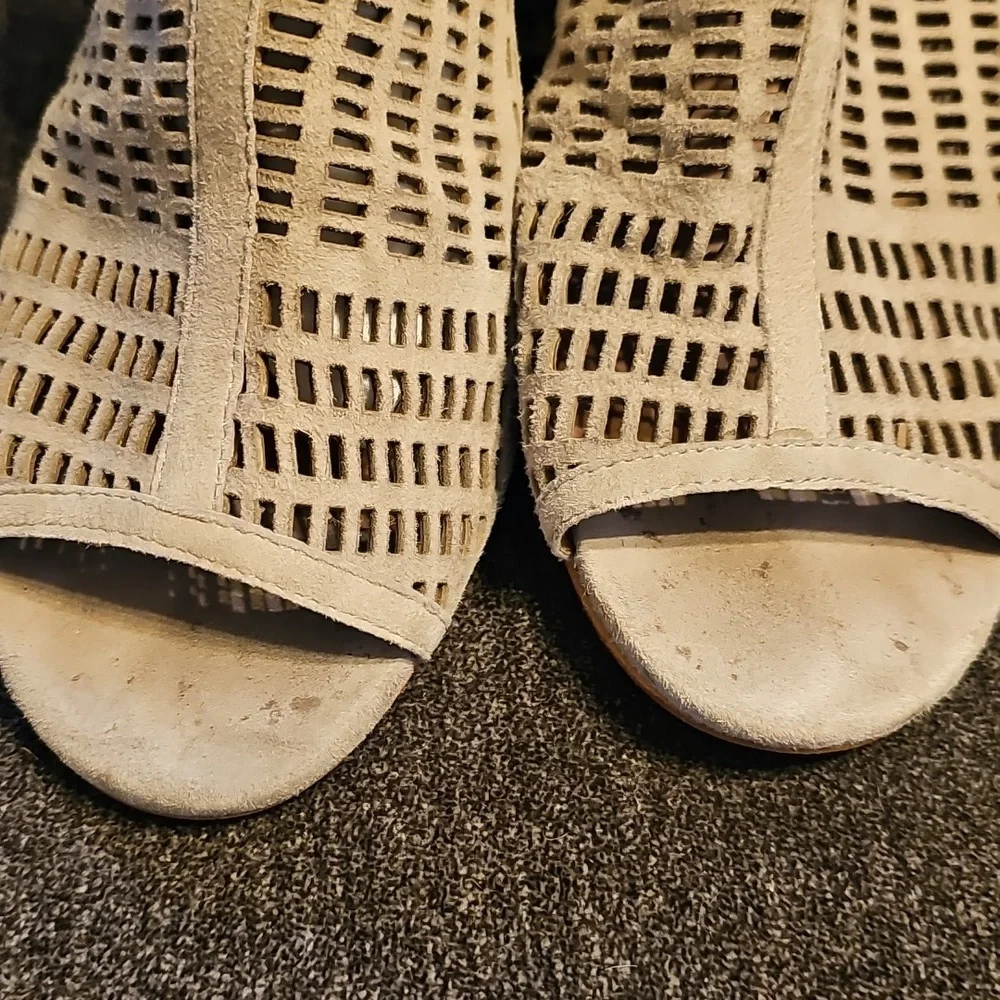 🩶🤎 Halogen Perforated Gray Wedge Sandals